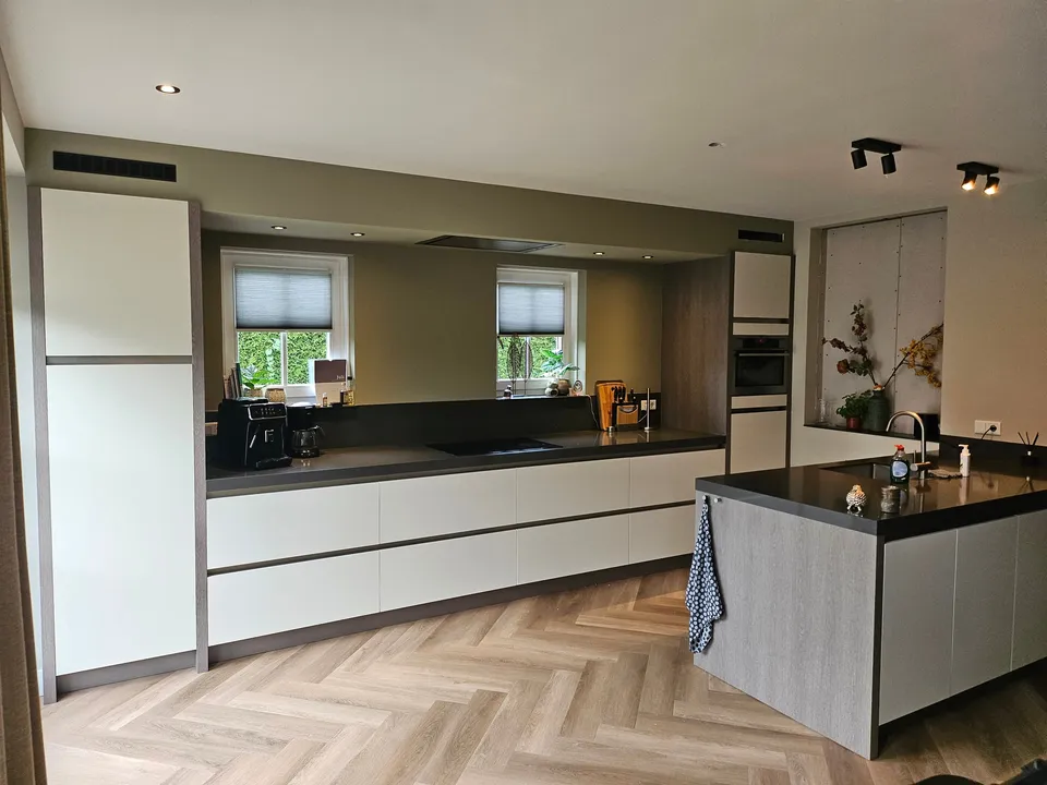 Keuken na het wrappen: keuken met houtlook accenten