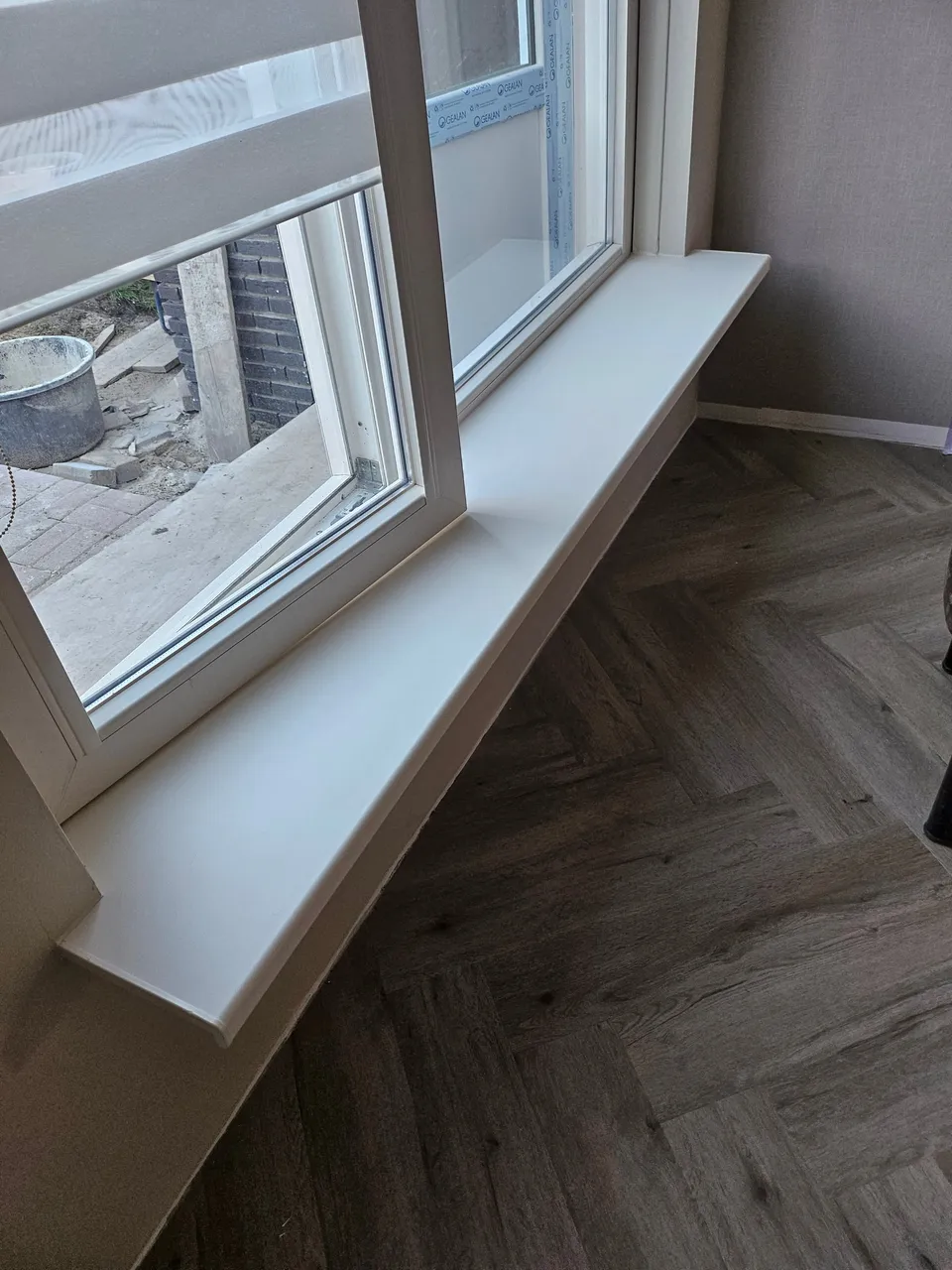 Vensterbank na het wrappen: vlak wit blad